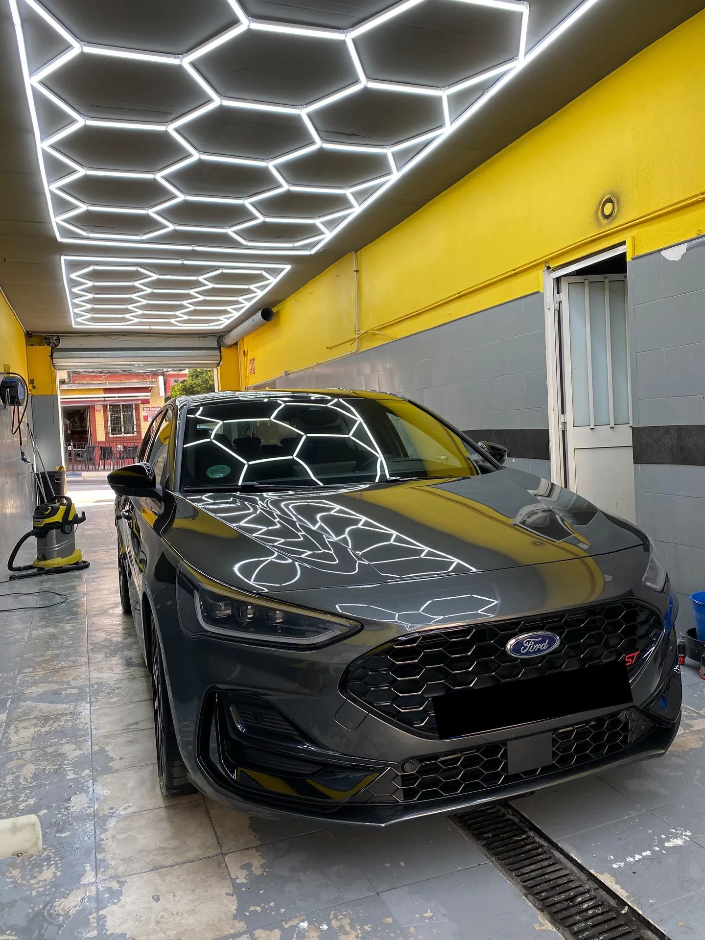 Ford Focus ST: car wash at our car wash in San Pedro de Alcántara, Marbella
