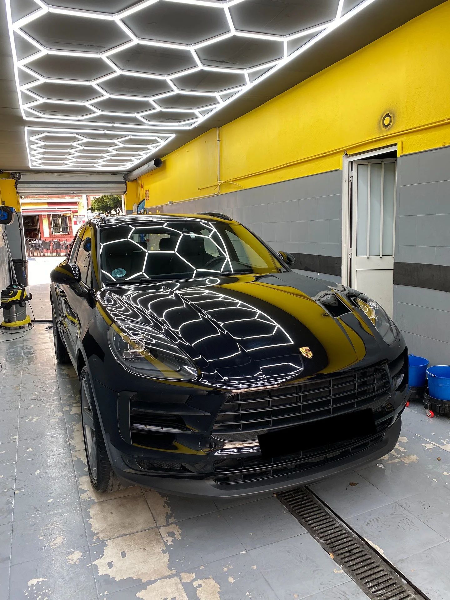 Porsche Macan: car wash at our car wash in San Pedro de Alcántara, Marbella